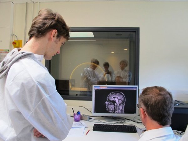 Pendant la visite de l'Institut des Neurosciences de Grenoble (GIN)