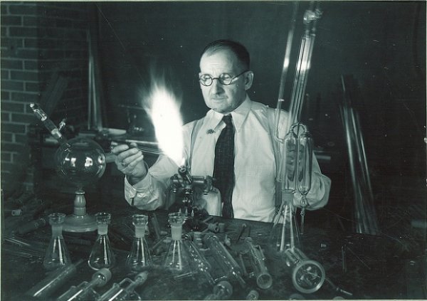 Souffleur de verre pour de l'équipement en chimie, Université de l'Iowa (1938)