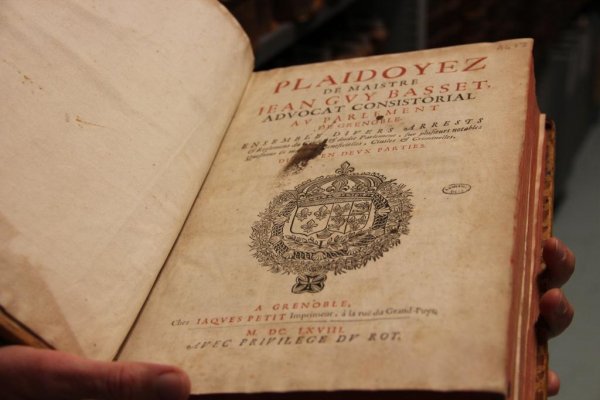 "Plaidoyez de Maistre Jean Guy Basset", ouvrage de 1668 de la collection Droit Dauphinois, en ligne sur la bibliothèque numérique