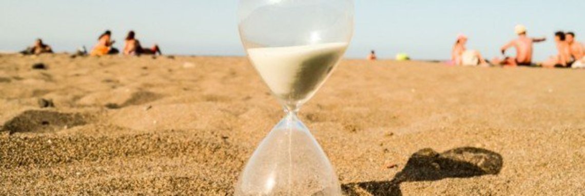 photographie sur le thème bac à sable en bois vide avec du sable