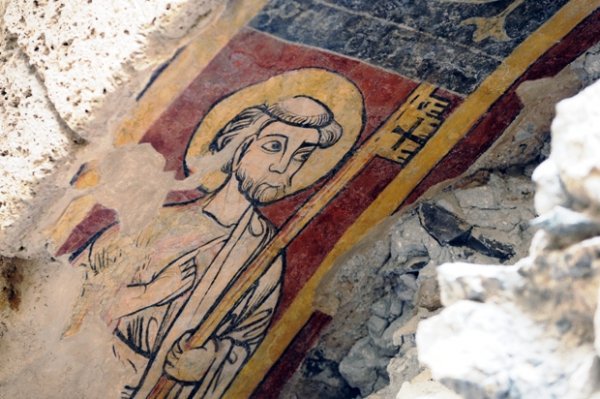 Décor peint du XIIIe siècle représentant saint Pierre