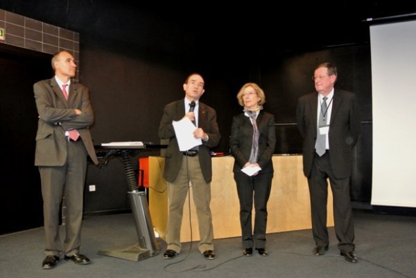 C. Ribuot, doyen de la faculté de pharmacie, J. Gasqui, ancien vice-président enseignement de l'UJF, G. Fioraso, Ministre de la Recherche et de l'Enseignement supérieur et J.-P. Chiron, Président de l'Académie nationale de Pharmacie