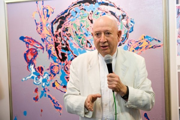 Le professeur Franco Rustichelli devant la peinture de Nina Grunova