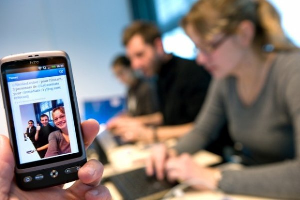L'équipe d'Echosciences Grenoble en plein live-tweet lors du lancement du programme Inmédiats en févirer 2012
