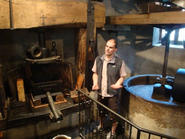 Le moulin à huile (à gauche) et la meule présentés par Fabien Dugand