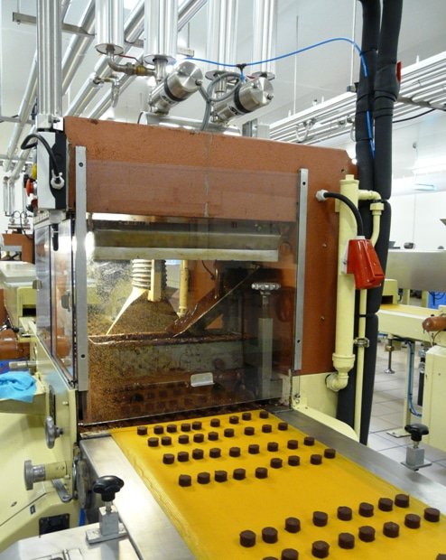 Finition des chocolats à l’usine de Marlieu, à Chimilin