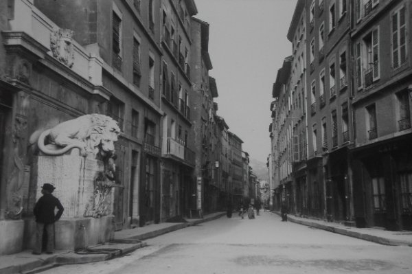 La Fontaine au Lyon, place de la Cimaise et la rue Saint-Laurent