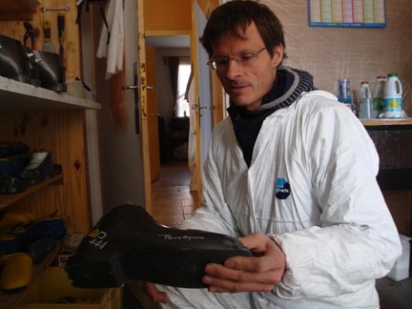 Pierre Gignoux présente un de ses modèles de chaussure