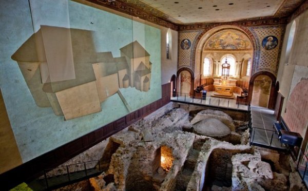 Les vestiges dans la nef de l’église