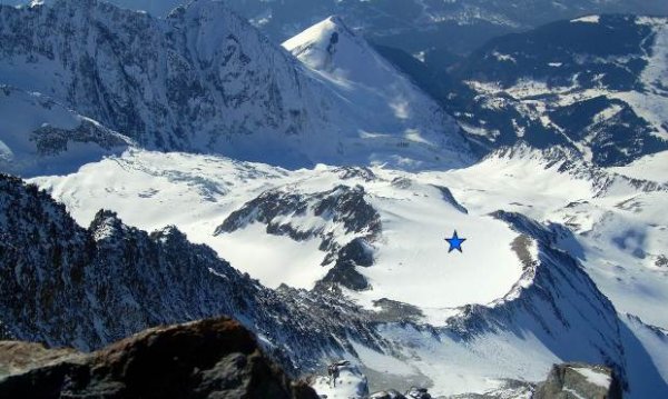 Vue plongeante sur le glacier de Tête Rousse. L’étoile indique la position de la poche d’eau