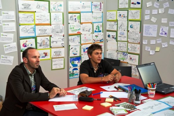 A gauche, Ludovic Maggioni sur le stand "Ville Durable" lors de la Fête de la Science 2012