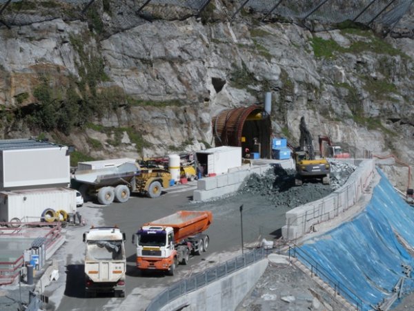 Accès aux cavernes de la future centrale