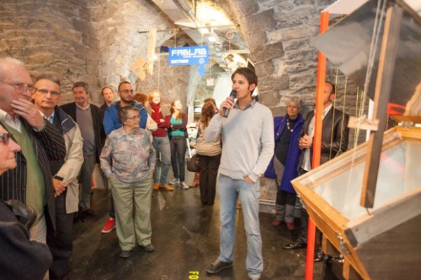 Gregory présente le four solaire lors de l'inauguration de la dernière expo de la Casemate