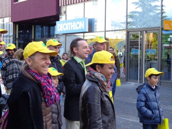 Heiko Buchholz entouré par les participants à son Safari Ici