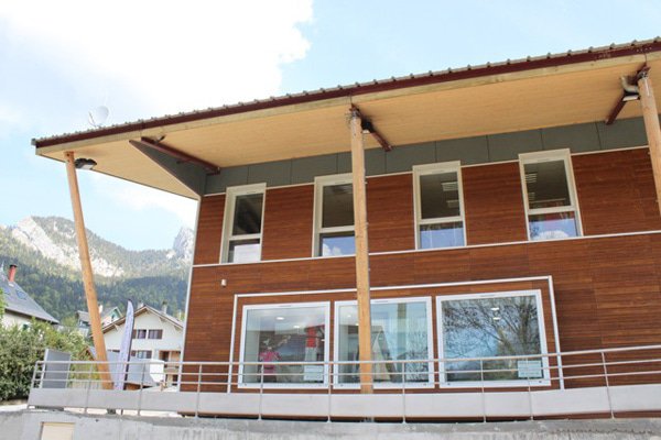 La maison Raidlight, un bâtiment à St Pierre de Chartreuse à l'entrée de la station de trail