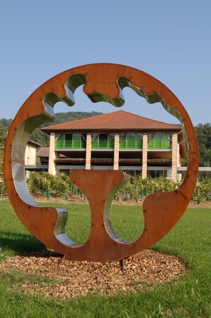 Sculpture en forme de cerneau de noix dans le parc du musée