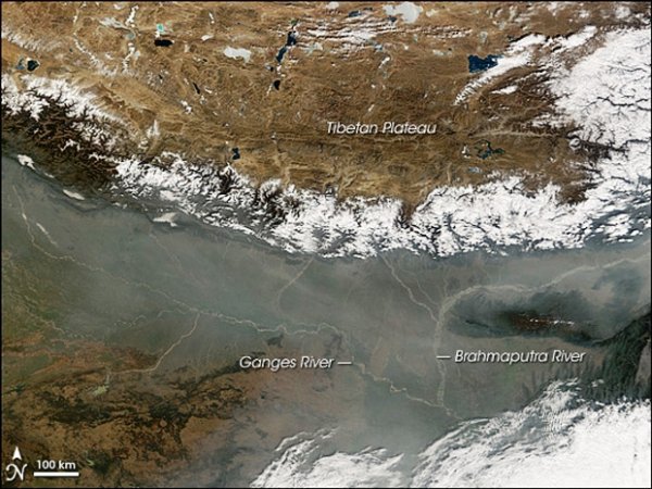 Photo satellite montrant le nuage "brun" au pied du plateau Tibétain 