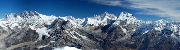 Vue sur le massif du Kumbu depuis le site de forage au sommet du Mera (6400 m)