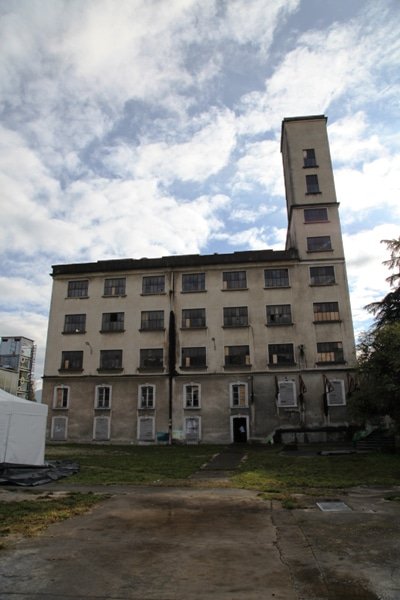 L'arrière du bâtiment des Grands Moulins de Villancourt