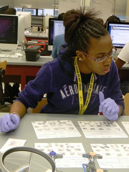 Jeune fille découvrant les méthodes de la police scientifique à l'Université de Chicago