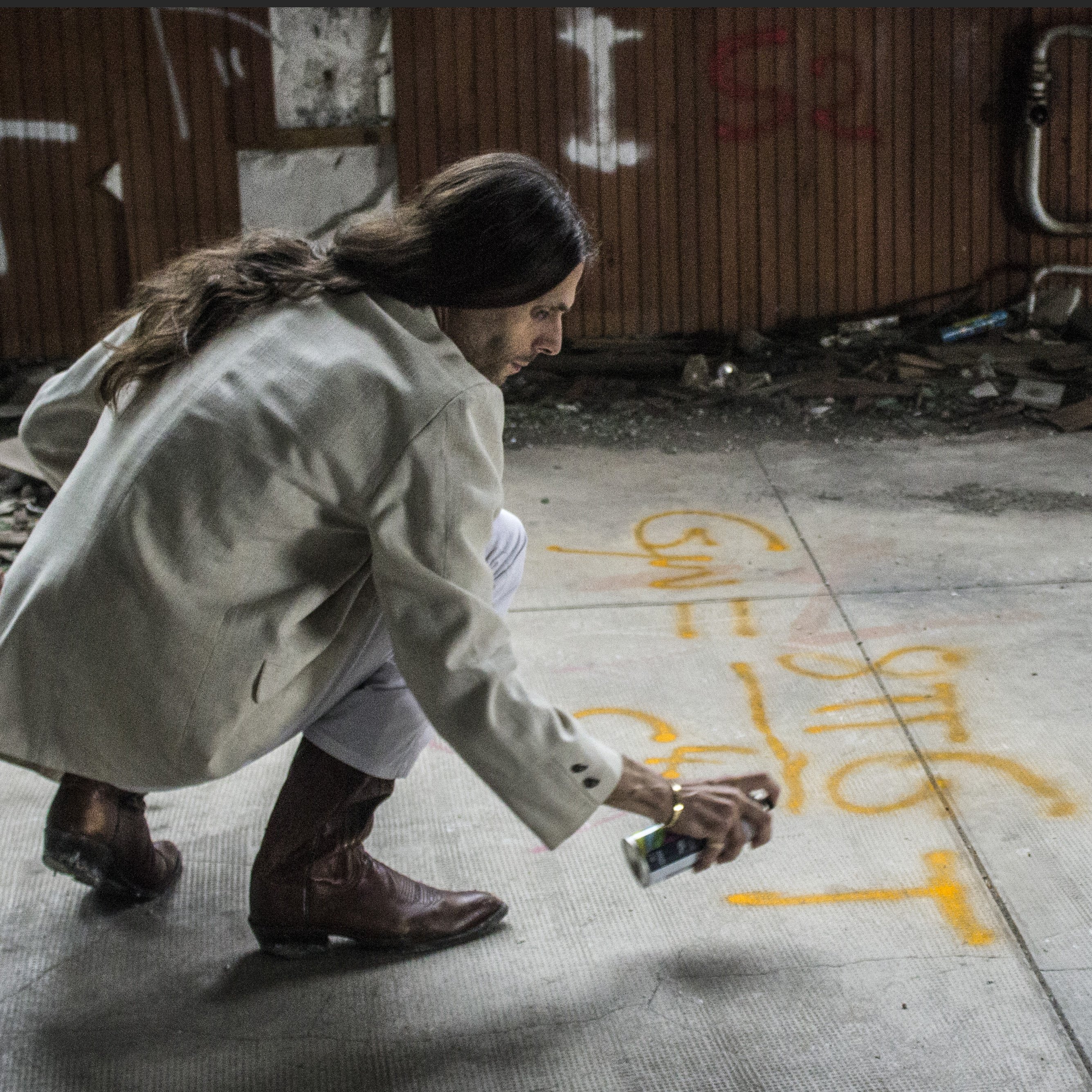 Aurélien Barrau photographié par Lucile Bienvenu dans le cadre du projet "mur de Planck".