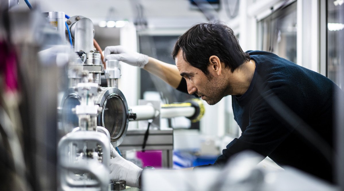 Hiram Castillo, scientifique ESRF sur la ligne de lumière ID21 du Synchrotron Européen de Grenoble