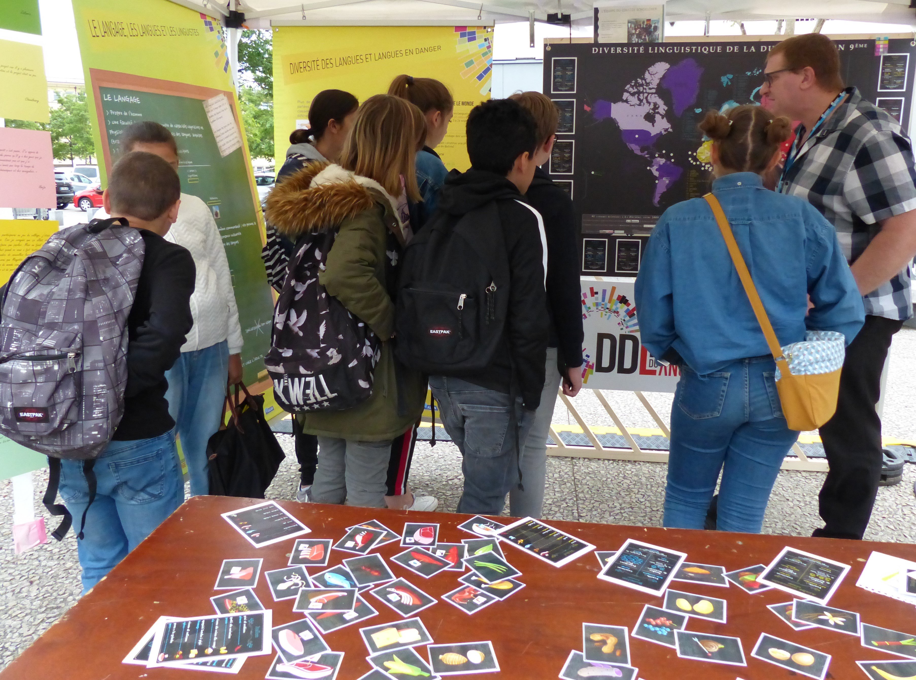 Un groupe de collégiens venu découvrir la diversité linguistique du plateau de la Duchère, au stand [kosmopoli:t] du Laboratoire Dynamique Du Langage