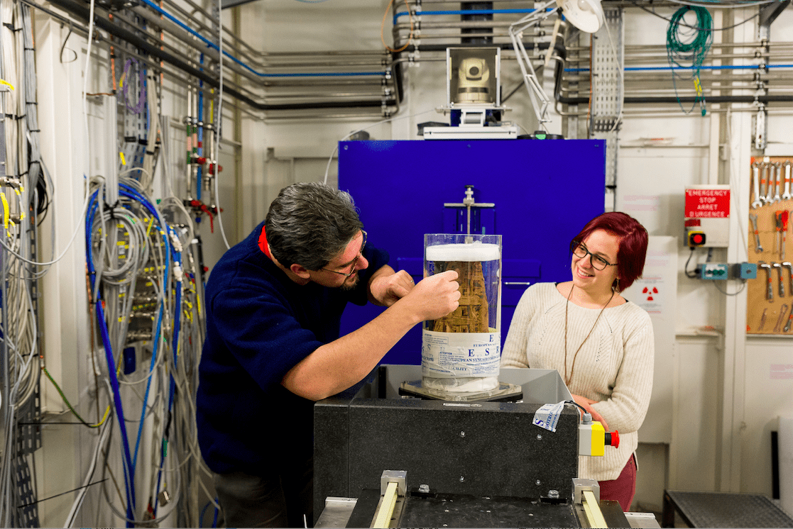 Paul Tafforeau, scientifique ESRF, paléontologue et Camille Berruyer, doctorante, sur la ligne BM5 de l'ESRF, lors de l'étude d'une autre momie.