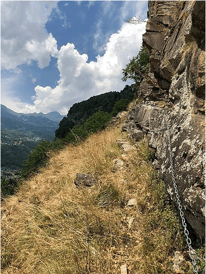 Sentier menant à la maison des païens Dongio 1, Adrian Michael, Wikipedia Commons