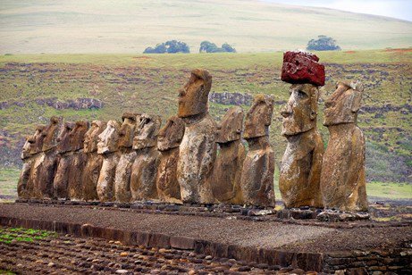 Photo de moaï posés sur un Ahu. Un des moaï est coiffé d’un pukao. Source : Pxhere.