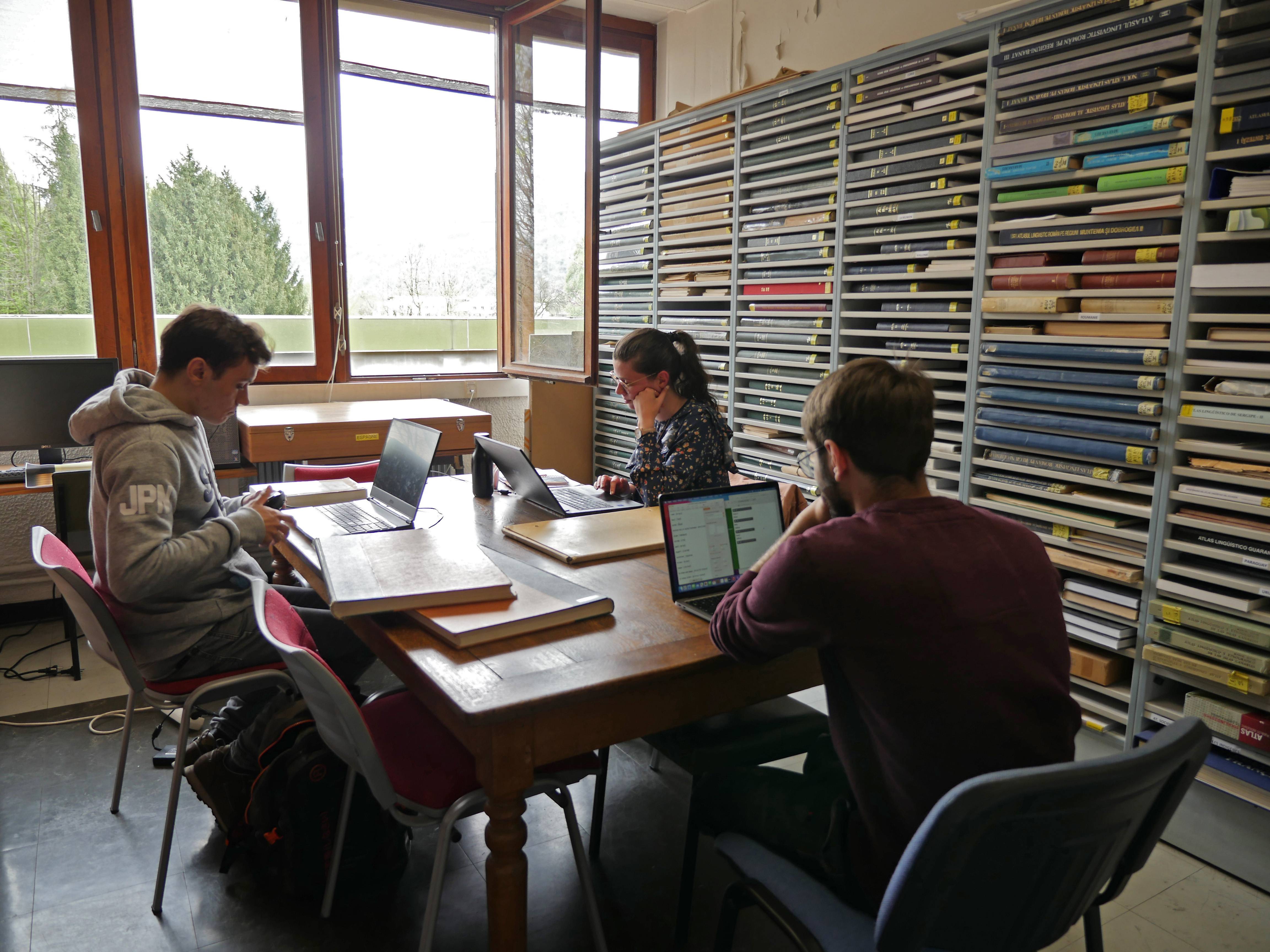 Étudiants travaillant au sein du plateau technique  « Géolinguistique et Ethnolinguistique »