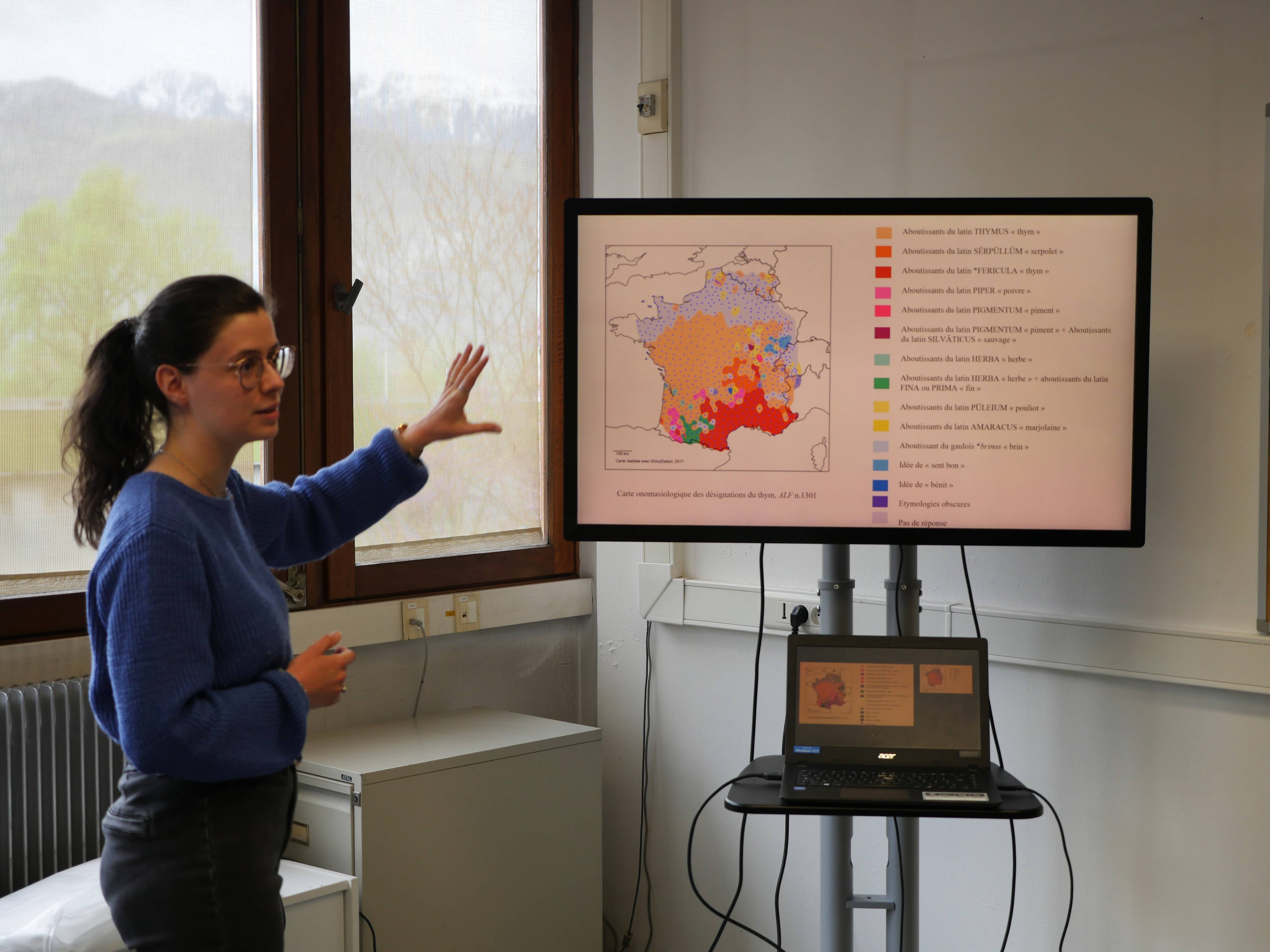 Élodie présente sa carte onomasiologique des désignations du thym : elle met en évidence l’étymologie de chaque désignation ainsi que  les différentes motivations sémantiques qui leur sont associées