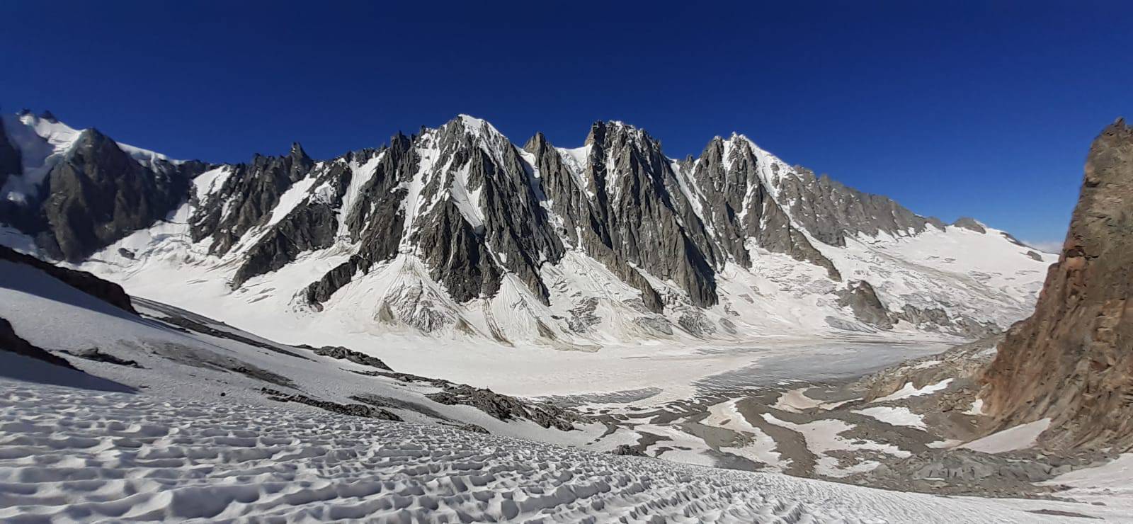 Photographie d'un glacier entouré de montagnes