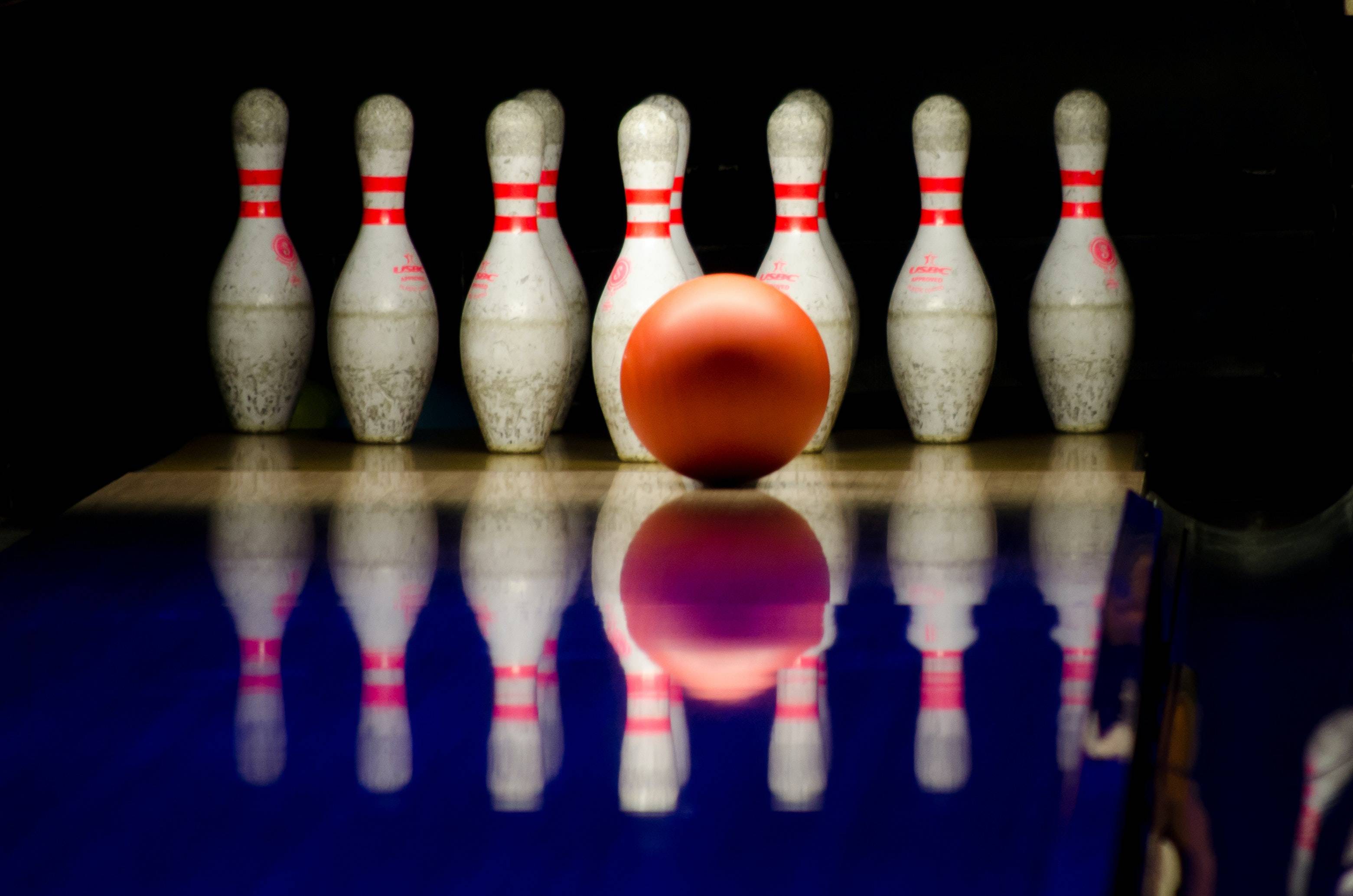 Image d'une boule de bowling devant des quilles