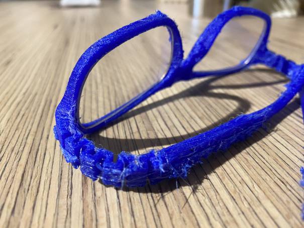 Une monture de couleur bleue imprimée en 3D
