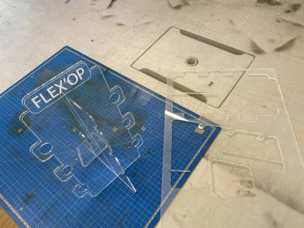 Présentoir en plexiglas et son négatif découpé au laser