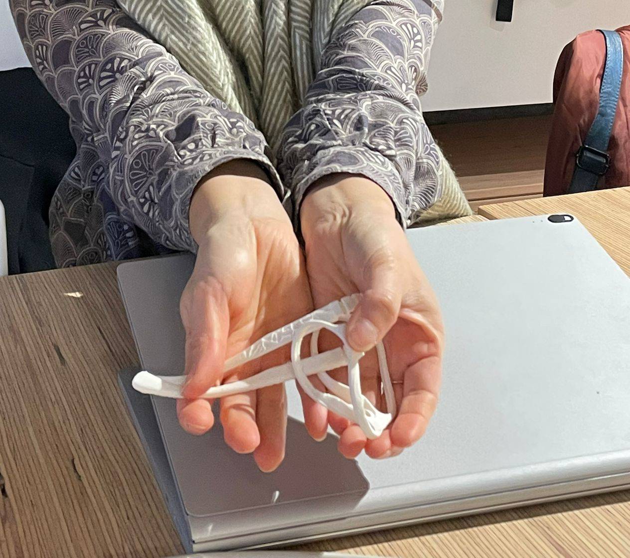 Monture imprimée en 3D pliée dans les mains