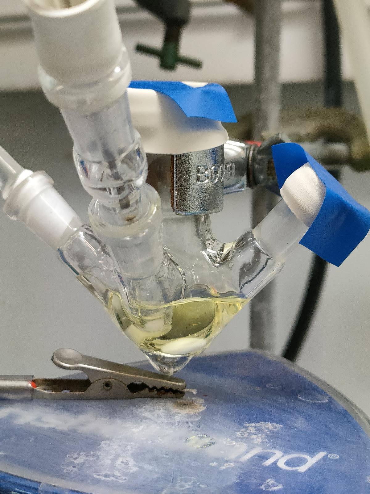 Montage d’une expérience en électrochimie pour les mesures de voltampérométrie cyclique. Crédits : Alberto Piccoli