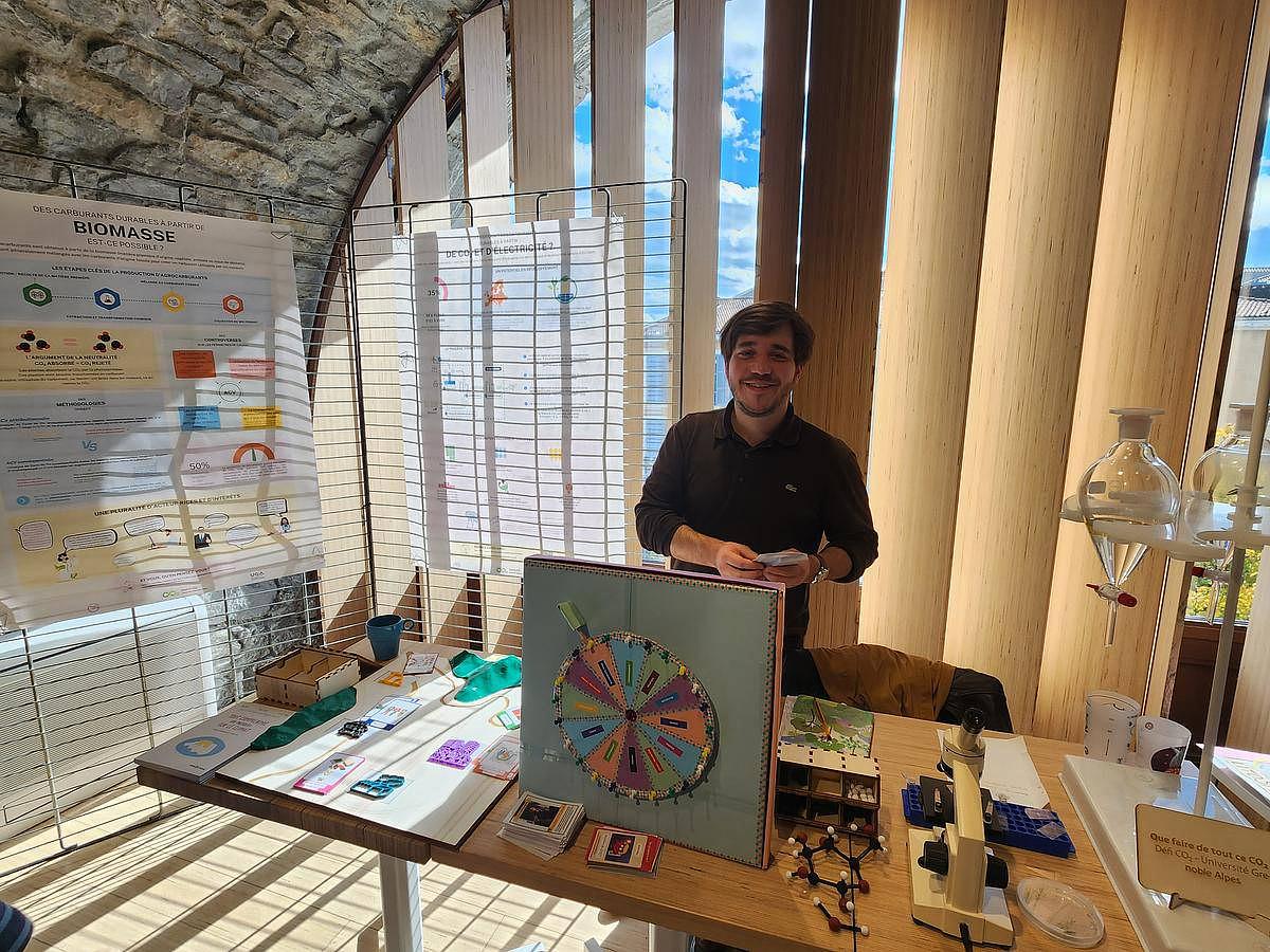 Hugues à la fête de la science, un évènement gratuit et ouvert à tout le monde. Les posters présentant les SAF étaient accompagné d’un questionnaire auquel les passant·es pouvaient répondre pour donner leur opinion sur le sujet, informant ainsi les sociologues des représentations du public de la journée sur les SAF. Crédits : DefiCO2