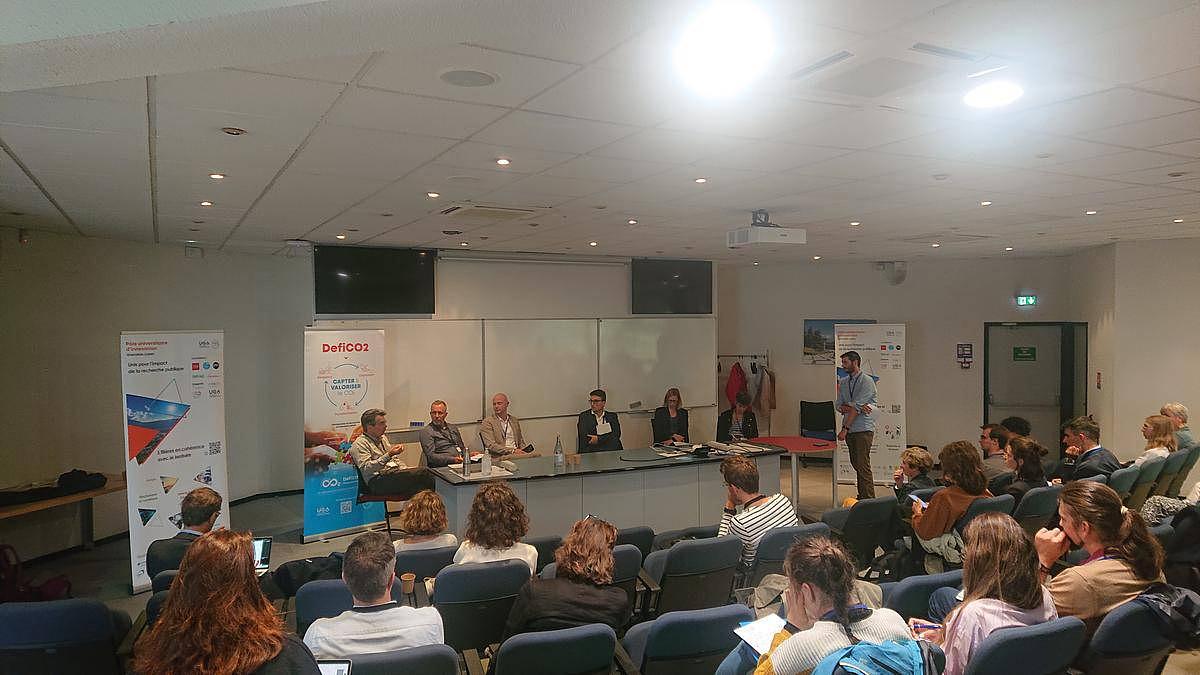 La rencontre industrie-académie, un évènement doublement intéressant pour un sociologue : assister à des présentations interdisciplinaires d’acteur·rices du monde académique et du monde industriel, et avoir accès à une diversité de profils avec lesquels échanger par la suite : industriels, collectivités, think-tank.... Crédits : DefiCO2
