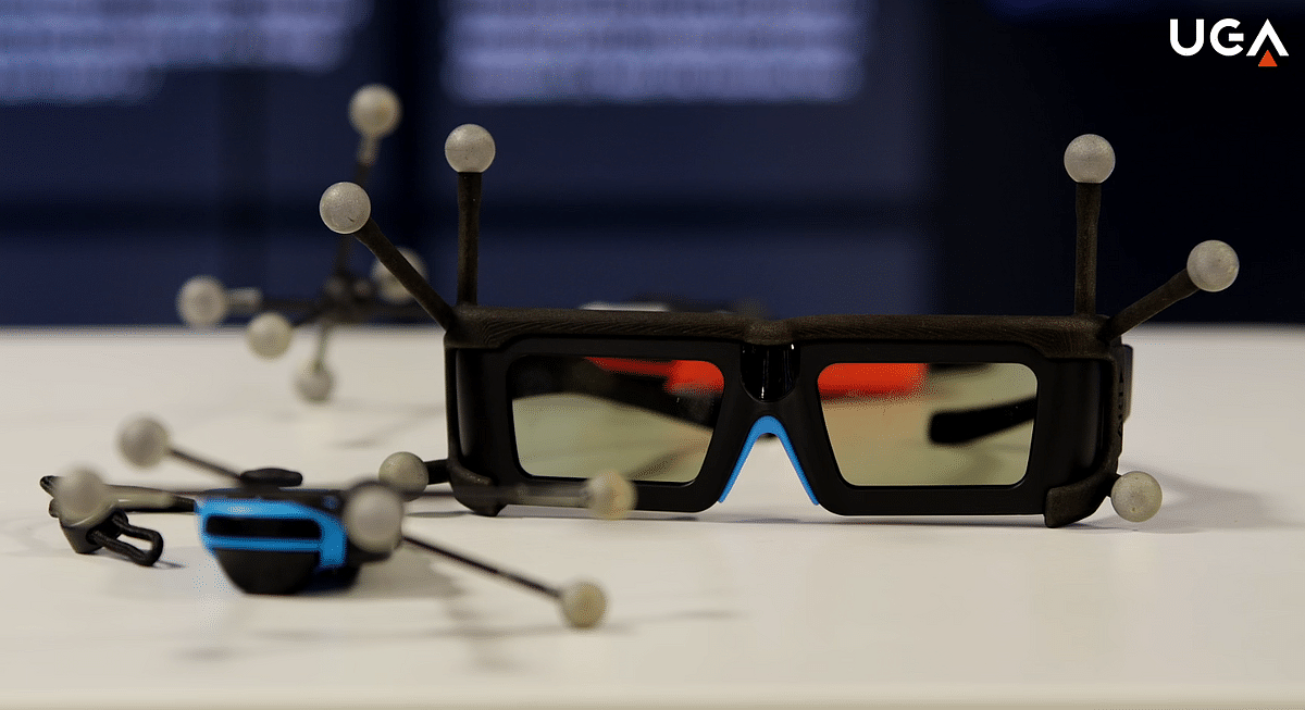 Des lunettes 3D et des manettes de console Wii où des mires sont ajoutées pour permettre le suivi des mouvements par les caméras