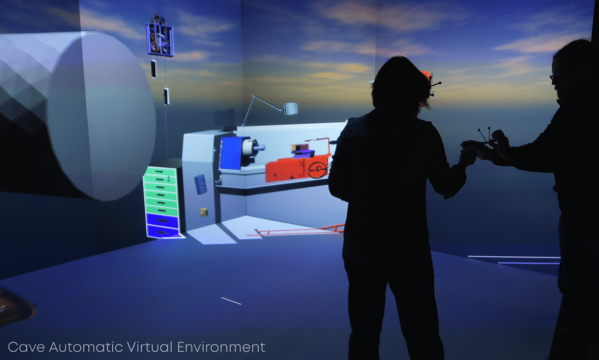 Une femme teste la réalité étendue dans un CAVE, Cave Automatic Virtual Environment